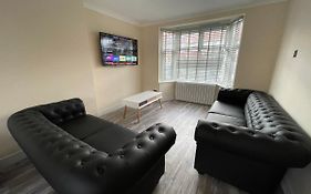 Modern 4-Bedroom Entire House With Garden